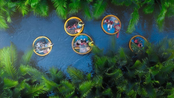 Entre les arroyos et rangées de cocotiers Ben Tre