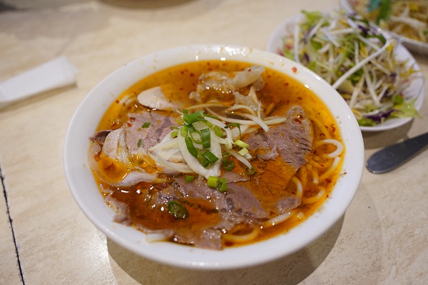 Bol du fameux bun bo hue au marché Dong Ba