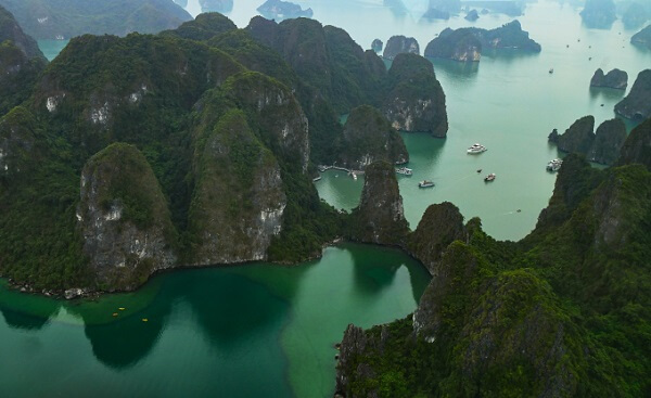 La zone grotte Sung Sot ou Surprise à la baie d'Halong