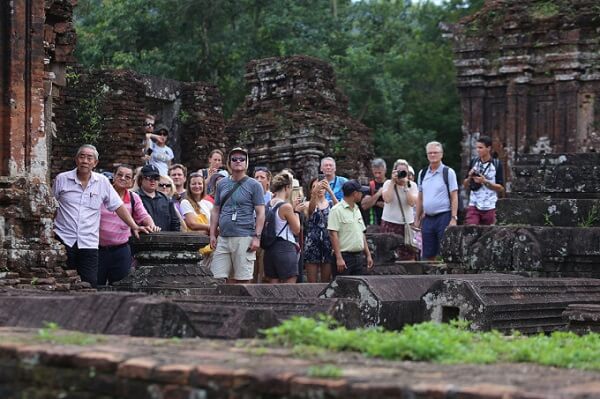 Les touristes visitent le complexe du temple de My Son