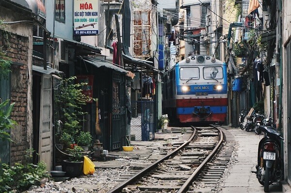 Passage du train dans la zone d'habitation à Hanoi