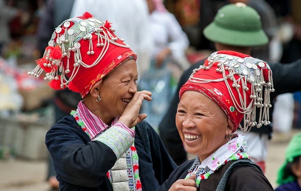 Des femmes Dzao rouges souriantes