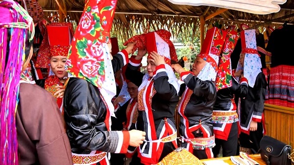 Les Dzao à Thanh Phan du marché Ha Lau