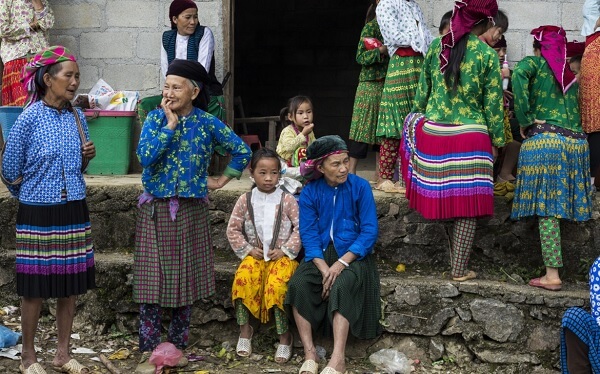 Les costumes traditionnels au marché de Lung Phin