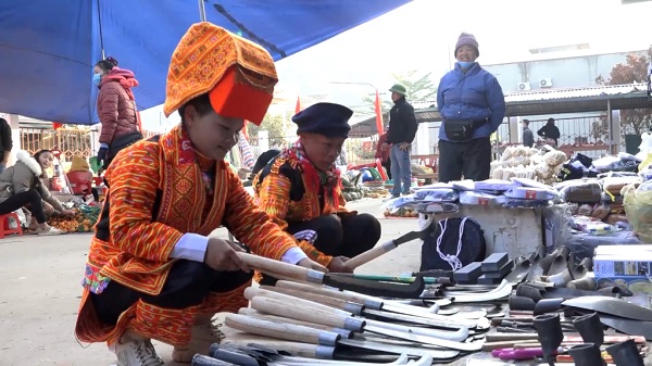 Stand d'outils au marché Luong Mong Ba Che