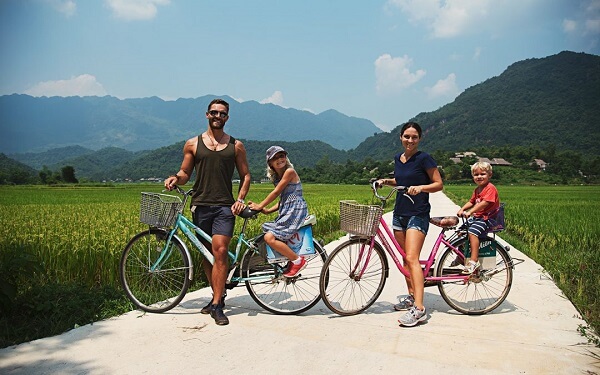 Balade à vélo à travers les champs de riz en famille