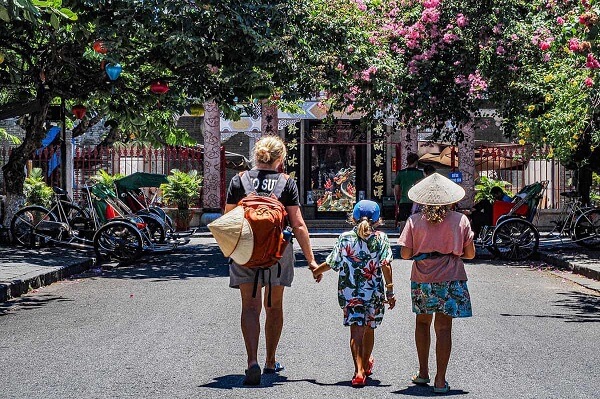 Visite du vieux quartier de Hoian avec les enfants