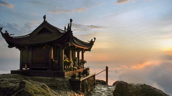 Au sommet de la montagne Yen Tu