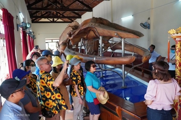 La squelette de la baleine à l'intérieur du temple