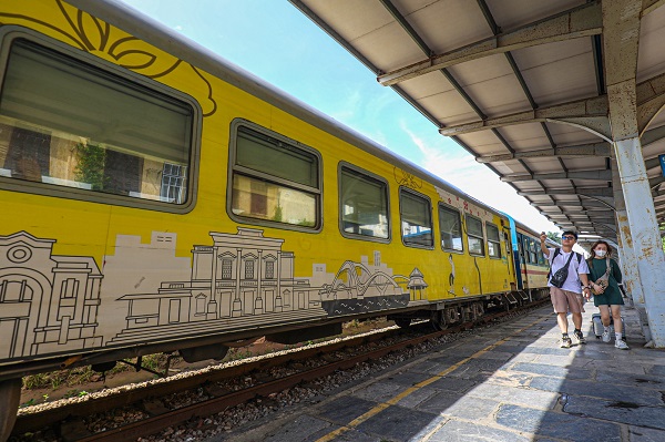 Les trains de Hanoi à Hai Phong attirent les touristes