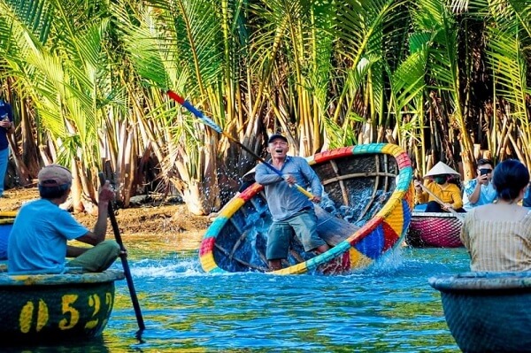 Danse du bateau rond au village Cam Thanh