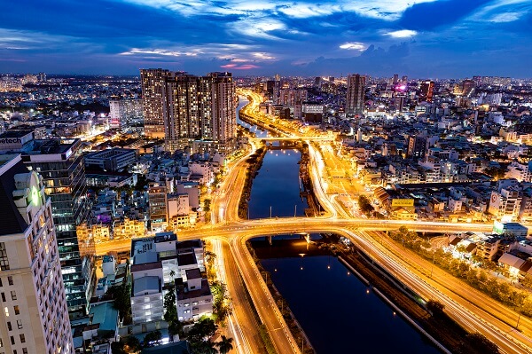 La ville moderne Ho Chi Minh à la nuit tombée