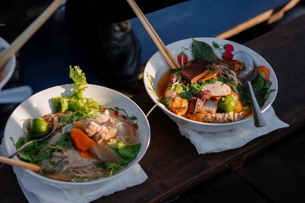 Petit-déjeuner servi à bord d'un bateau au marché flottant