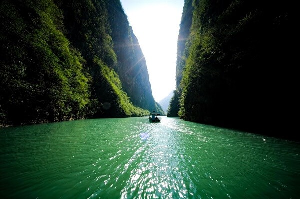 Entre les deux canyons haut de 1000 mètres