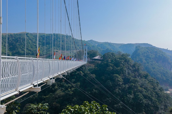 Le pont Bach Long se visite pendant les jours sans pluie et ensoleillés