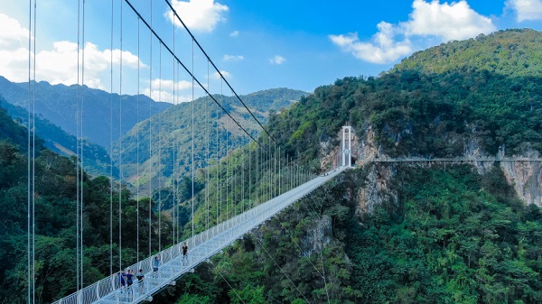 Le pont en verre Bach Long ou Dragon Blanc