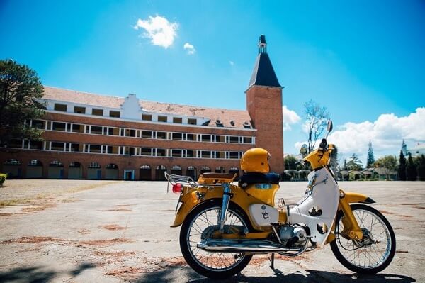 Louer un scooter pour visiter la ville en autonome
