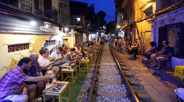 Le soir la rue se transforme en terrasse pubs