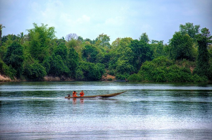 Deux moines bouddhistes sur une pirogue, Ratanakiri