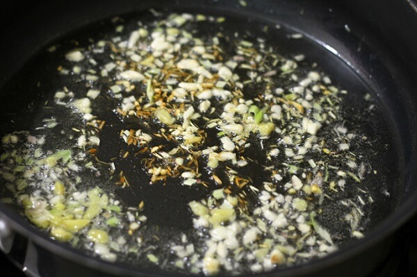 Ajouter l'ail émincé et citronnelle hachée