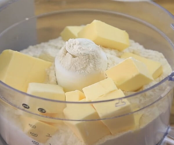 Ajouter les morceaux de beurre