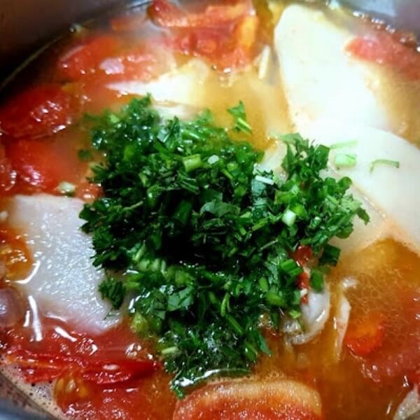 Ajoutez ciboules, laksa, l'aneth et piment frais à la fin