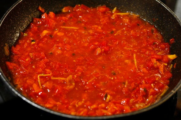 Ajoutez l'eau chaude si vous aimez la sauce