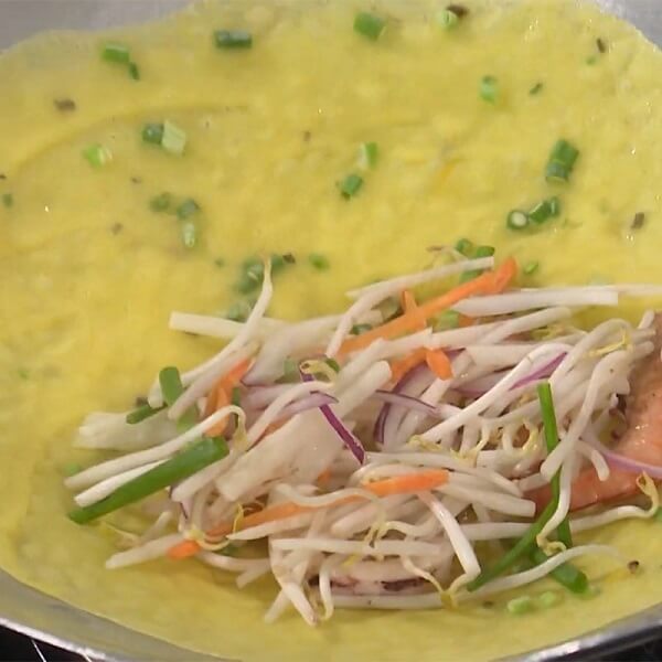 Ajoutez les crevettes, les calamars et le mélange de légumes