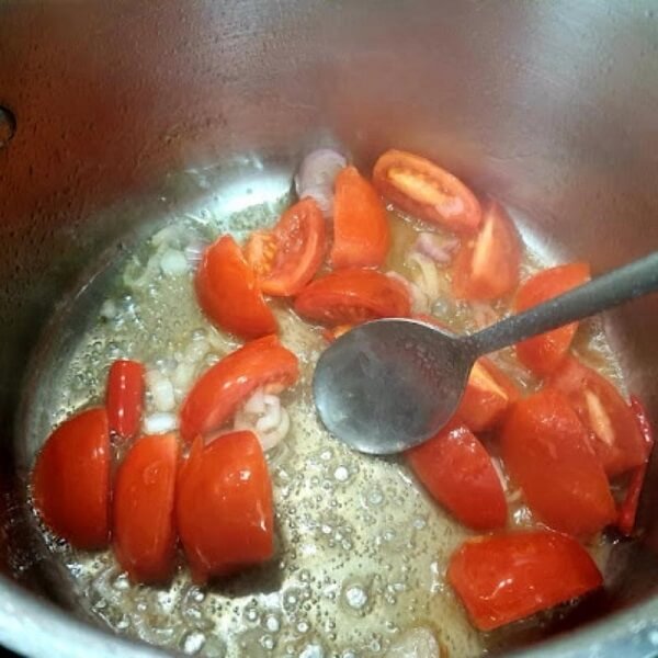 Ajoutez les oignons et les tomates