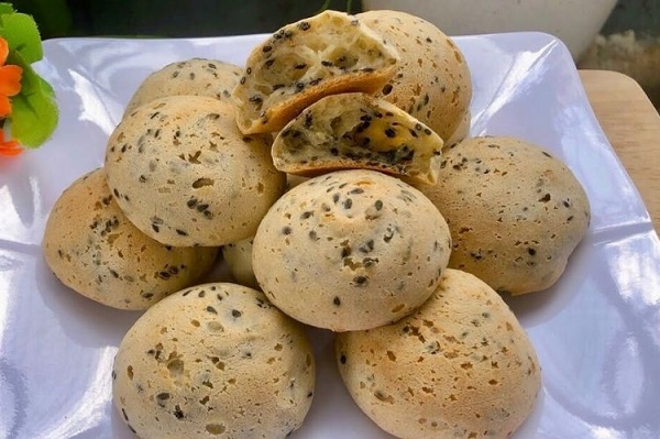 Beignet au sésame noir est croustillant