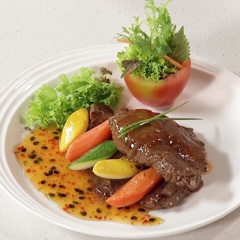 Belle présentation de l'assiette de boeuf