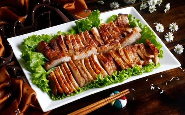 Belle présentation de porc frit au hung liu