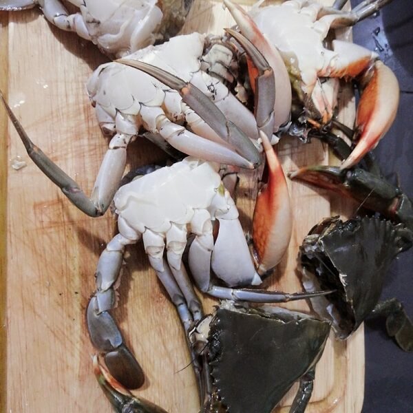 Bien nettoyer le crabe avec une brosse