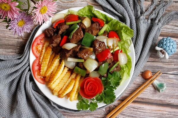 Bò lúc lắc fait partie l'influence culinaire francaise