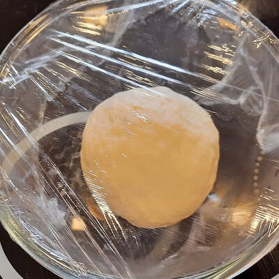 Bol de pâte couvert avec film alimentaire