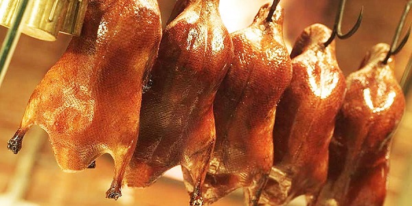 Canard laqué avec peau dorée