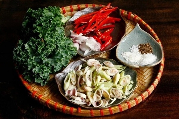 Couper la citronnelle et piment