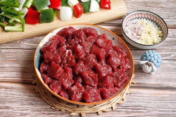 Coupez le bœuf en petits cubes