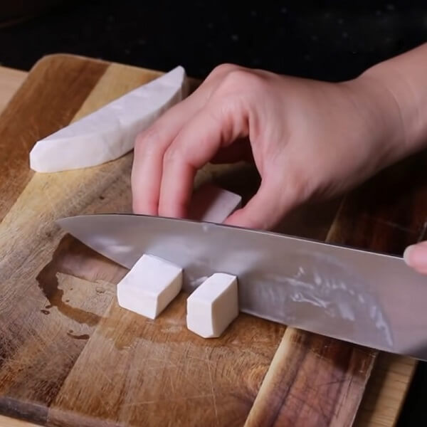 Coupez-le en petits carrés