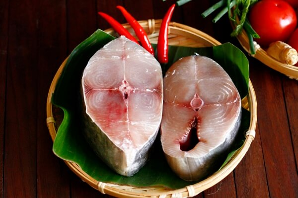 Coupez le maquereau en bouchées