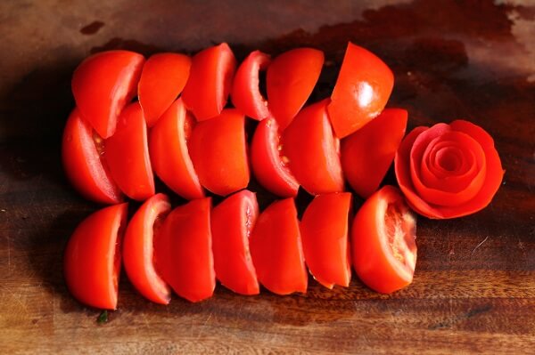 Coupez les tomates comme suit