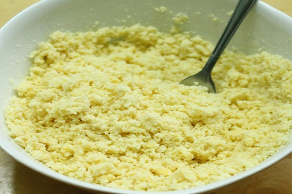 Écraser les haricots mungo jaune