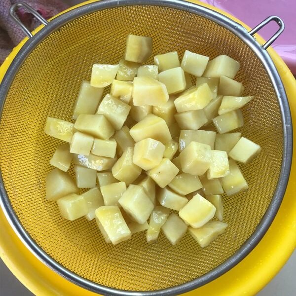 Égoutter les patates douces bouillies