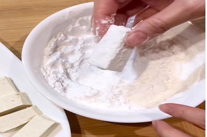 Enrober chaque morceau de tofu