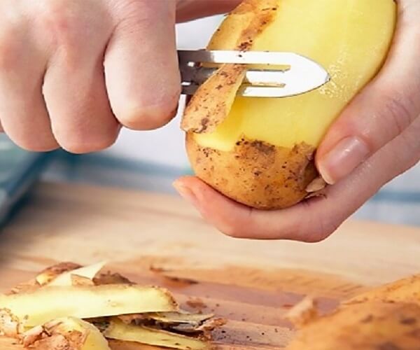 Éplucher et laver les pommes de terre