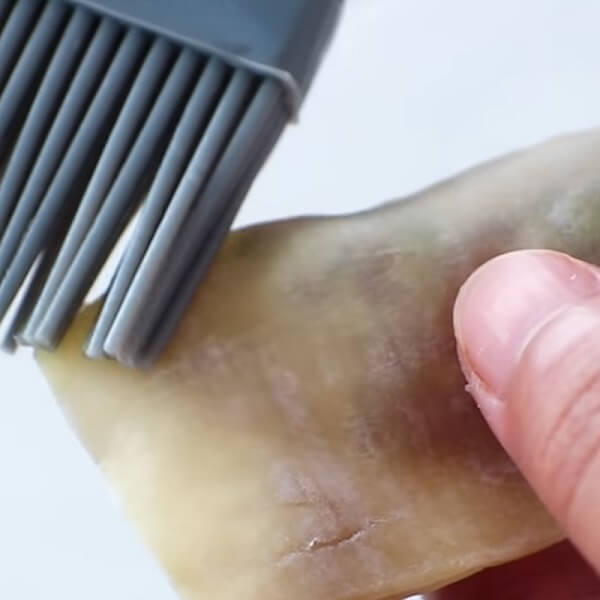 Étalez une fine couche d'huile sur un coin du rectangle