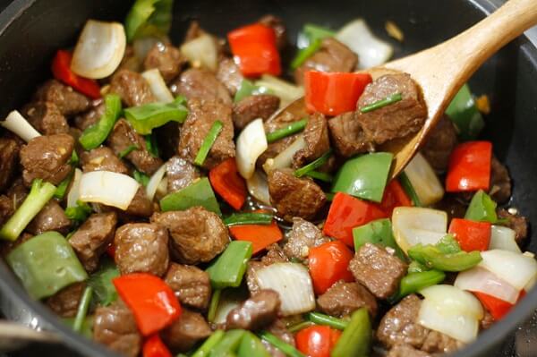 Éteignez le feu et laissez reposer 5 minutes avant de servir