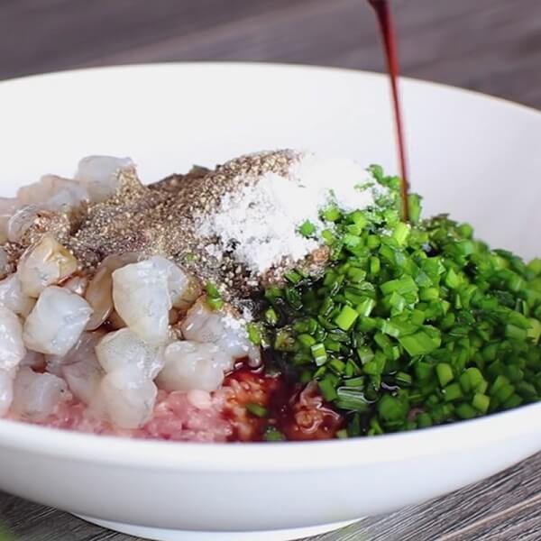 Faire mariner la garniture du wonton