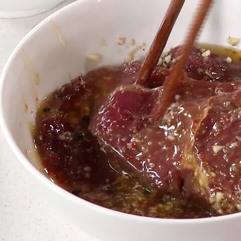Faire mariner le bœuf avec une sauce aux fruits de la passion