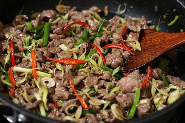 Faire sauter le bœuf à feu vif